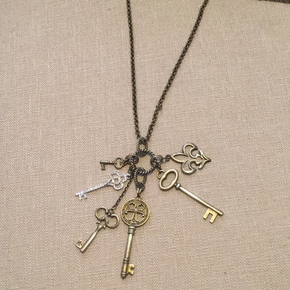 Long necklace with keys